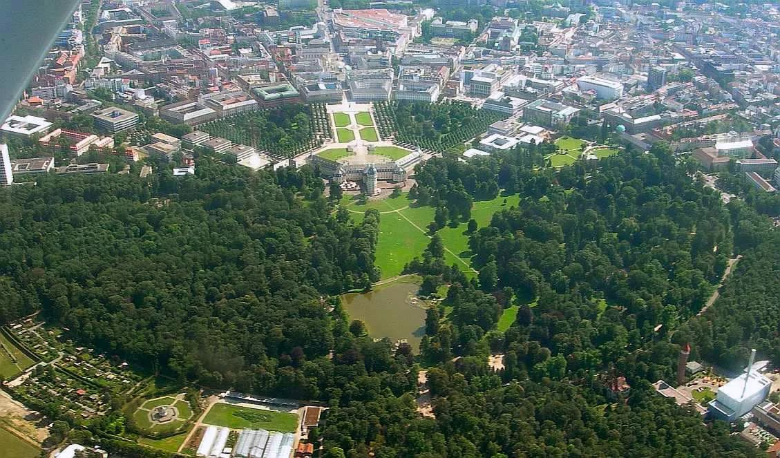 Schlossgarten Karlsruhe mit Schlossturm